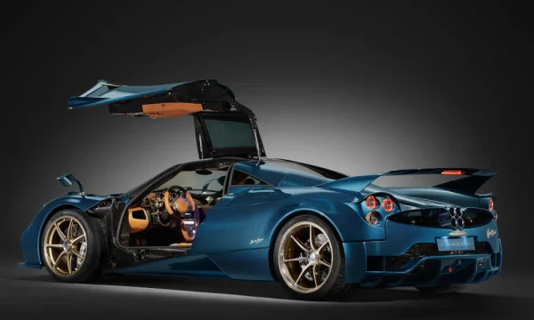 Pagani-Huayra-Epitome_3-2_3-4_Posteriore_Portiera-guidatore-aperta